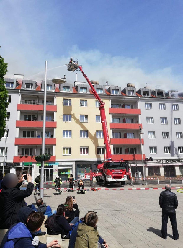 Dachbrand in Mehrparteienhaus - Fünf Verletzte