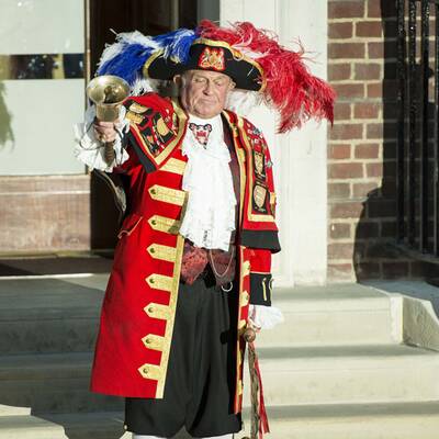 Stadtschreier verkündet die Geburt
