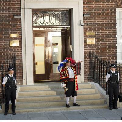 Stadtschreier verkündet die Geburt