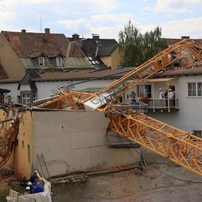 Kran stürzte auf Haus