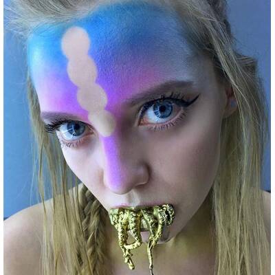 Visagistin macht Make-Ups mit toten Fischen