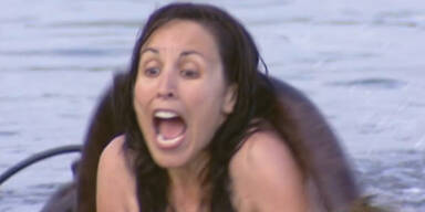 Mega-Streich: Unterwasser Monster schockt Frau