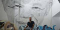 Künstler boxt Mandela-Portrait an Wand