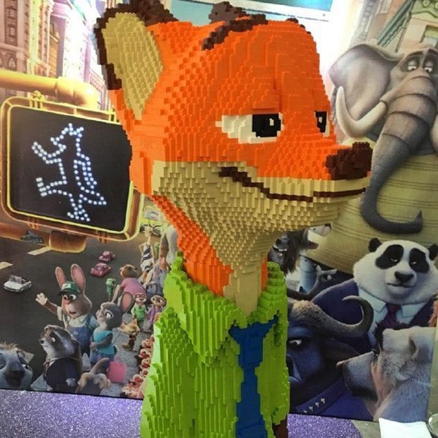 Kind zerstört 15.000 Euro teure Lego-Skulptur