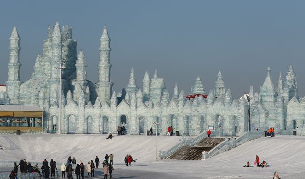 Größtes Eisskulpturen-Festival bestückt Pinguine mit Rucksäcken