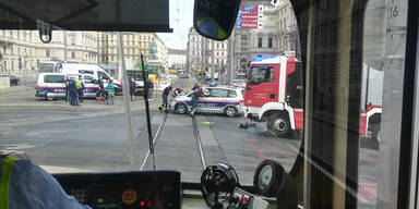 Crash im Morgenverkehr: Polizeiauto kracht in Pkw