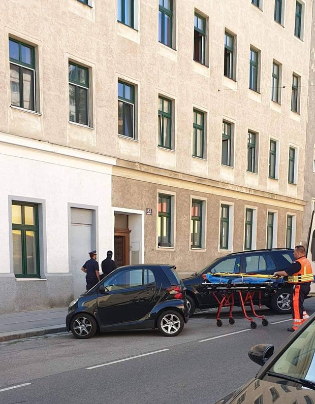 Alkoholisierter schoss bei Verfolgungsjagd aus Autofenster
