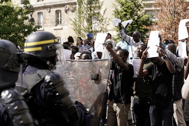 Hunderte Migranten besetzen Pariser Pantheon