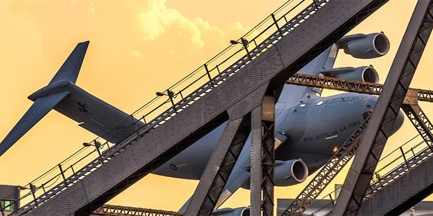 Airforce-Monster kuschelt mit Wolkenkratzern