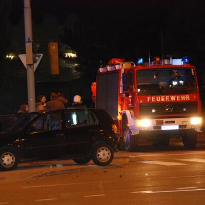 Die FF Maria Enzersdorf birgt den beschädigten PKW.