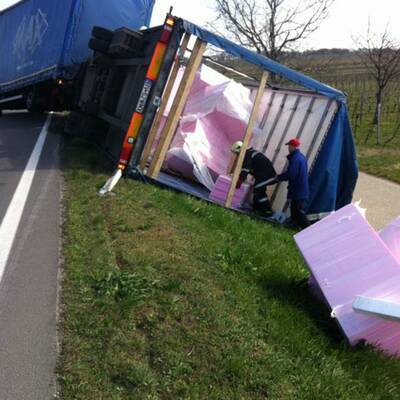 Sturm kippt LKW um