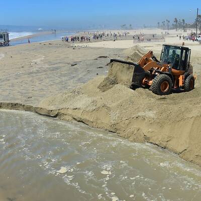 Ein Sanddamm an der Küste