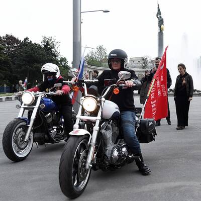 Nachtwölfe legen Kranz in Wien nieder