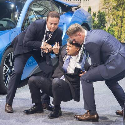 BMW-Chef kollabiert bei Auto-Schau