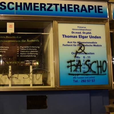 Er will keine Flüchtlinge behandeln, jetzt wurde er Opfer einer Schmierattacke.