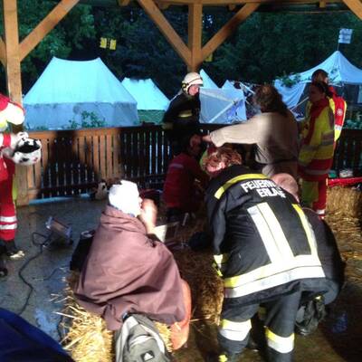 Pöchlarn mehrere Verletzte Bäume auf Personen gestützt