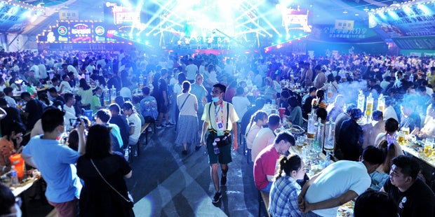 Weltweit 694.000 Corona-Tote, aber China feiert