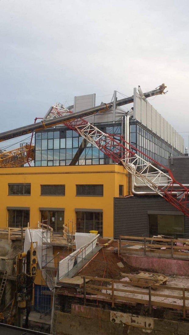 Zwei Baukräne stürzen in Wien um: Mehrere Verletzte