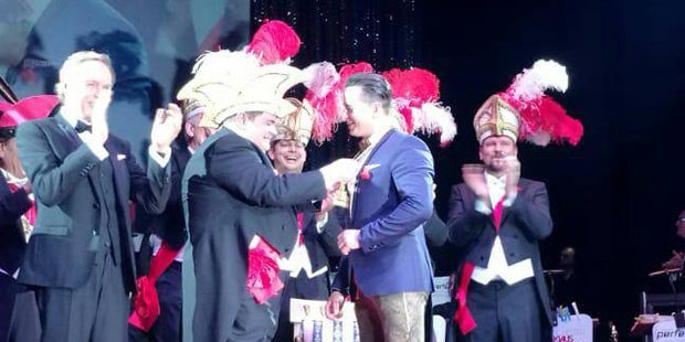 Gabalier antwortet Kritikern mit Skandal-Orden um den Hals