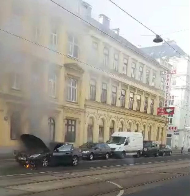 Auto brennt mitten in Wien