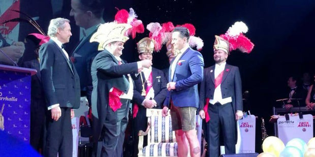 Gabalier antwortet Kritikern mit Skandal-Orden um den Hals