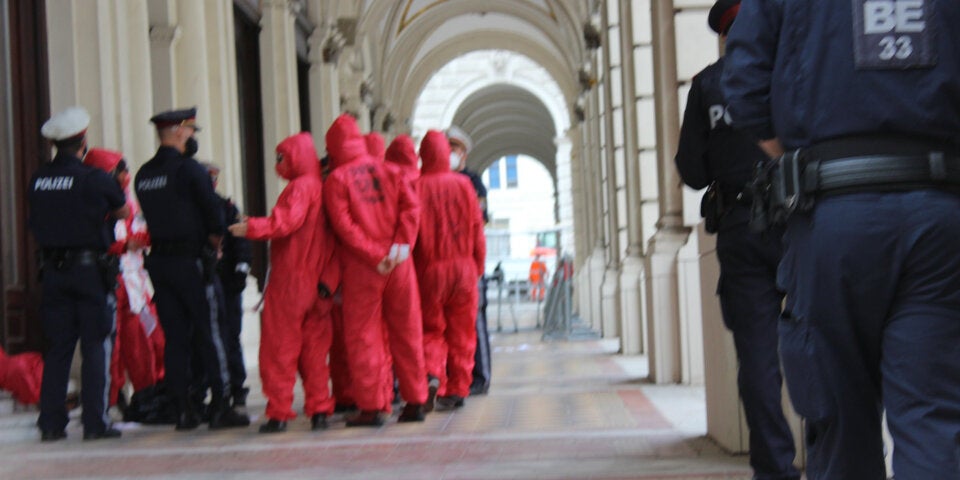 Aktivisten blockieren ÖVP-Zentrale in Wien