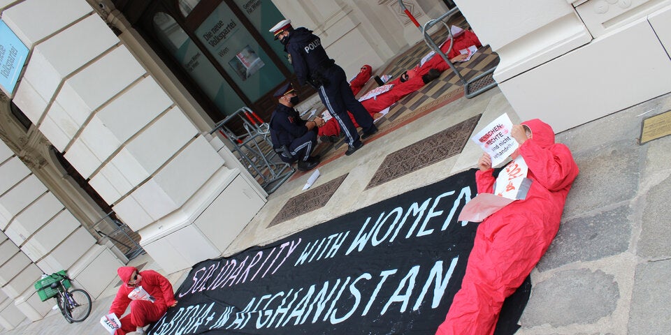 Aktivisten blockieren ÖVP-Zentrale in Wien