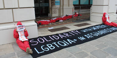 Aktivisten blockieren &Ouml;VP-Zentrale in Wien