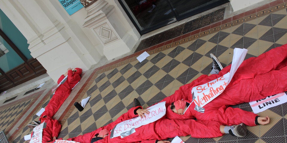 Aktivisten blockieren ÖVP-Zentrale in Wien