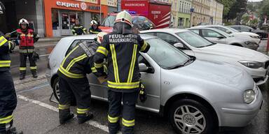 Rettungsaktion: Bub (5) in versperrtem Golf gefangen