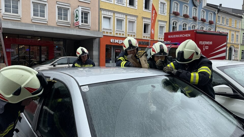 Rettungsaktion: Bub (5) in versperrtem Golf gefangen