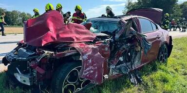 Crash mit Familien-Pkw: Eltern, Sohn und Baby verletzt