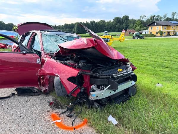 Crash mit Familien-Pkw: Eltern, Sohn und Baby verletzt