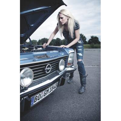 Sarah Knappik präsentiert BOCHUM-Kollektion