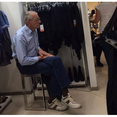 Männer beim Shopping