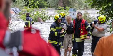 Mutter und Sohn Kajak Donau Rettung