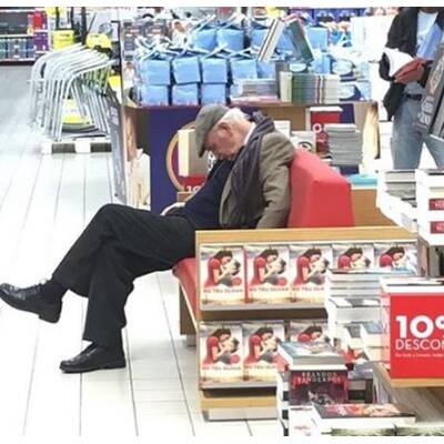 Männer beim Shopping