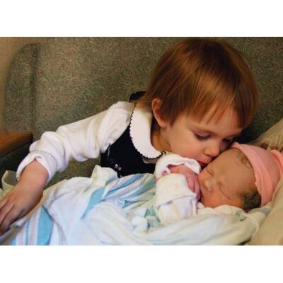 Wenn Kids ihre Geschwister zum ersten Mal sehen