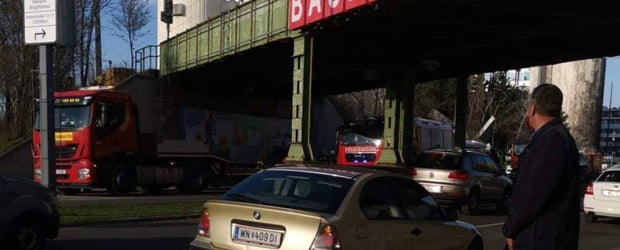 Wien: Auf Lkw geladener Bagger blieb bei Brücke hängen