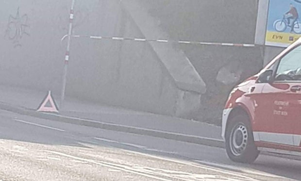 Wien: Auf Lkw geladener Bagger blieb bei Brücke hängen