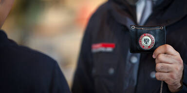 Finanzpolizei deckt Schwarzarbeit in Lager f&uuml;r China-Billig-Shops auf