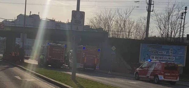 Wien: Auf Lkw geladener Bagger blieb bei Brücke hängen