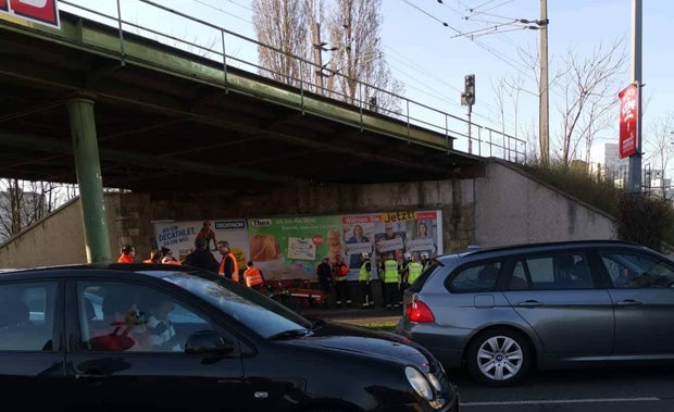 Wien: Auf Lkw geladener Bagger blieb bei Brücke hängen