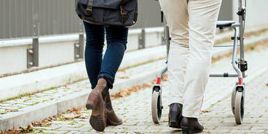 Rollator-Oma schlug Diebe in Flucht