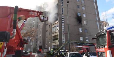 Gro&szlig;einsatz nach Brand in Mehrparteienhaus in Wiener Neudorf