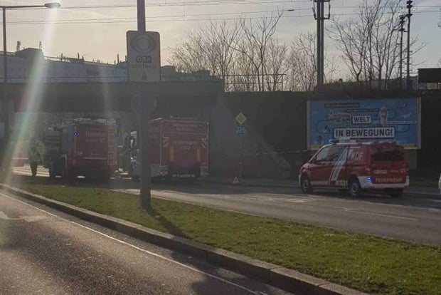 Wien: Auf Lkw geladener Bagger blieb bei Brücke hängen