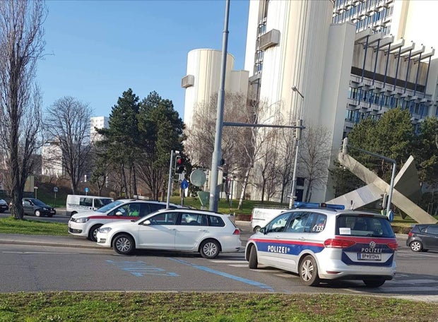 Wien: Auf Lkw geladener Bagger blieb bei Brücke hängen