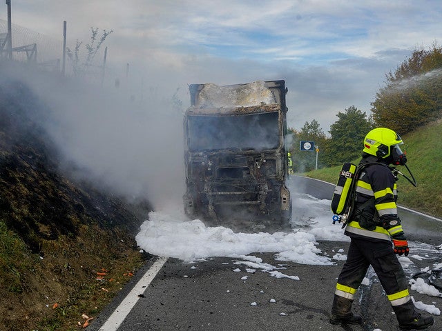 Lkw brannte völlig ab