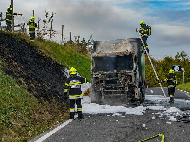 Lkw brannte völlig ab