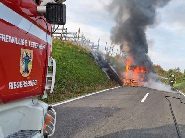 Lkw brannte völlig ab